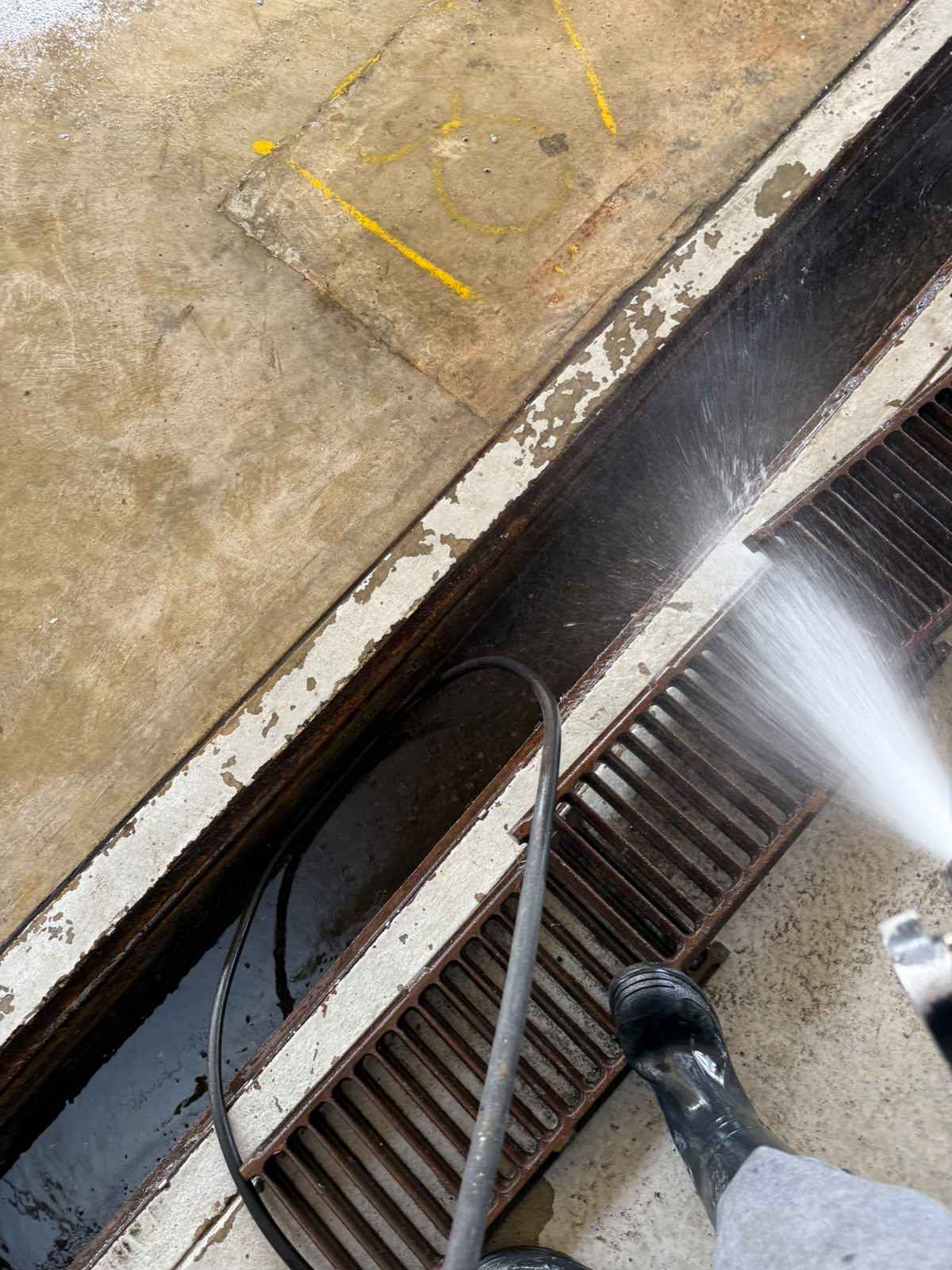 Pressure cleaning concrete driveway